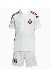 Qatar Jalkapallovaatteet Lasten Vieraspeliasu MM-kisat 2026 Lyhythihainen (+ Lyhyet housut)